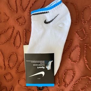 Size M NWT Nike Women’s Sock